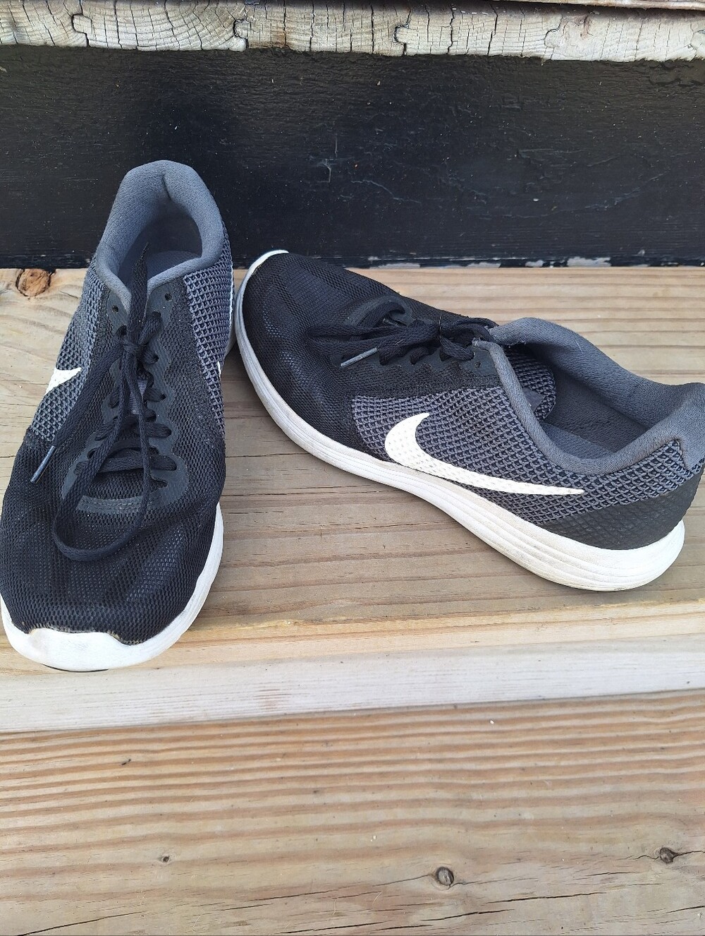 Nike Black and Gray Women's Lightweight Sneakers with White Swoosh